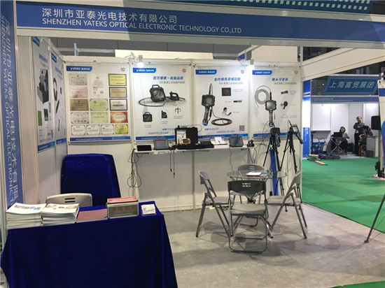 法蘭克福汽配展亞泰光電展臺前展示的工業內窺鏡、視頻內窺鏡等產品