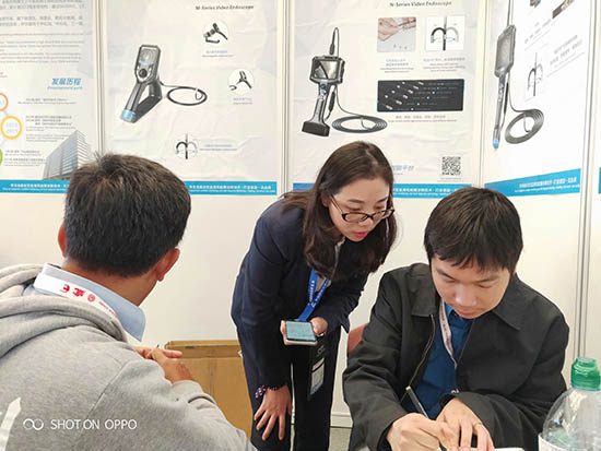 亞泰光電展臺前，公司內窺鏡工程師與客戶親密交談為